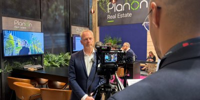 Behind-the-scenes view of a video interview being recorded at the Planon Real Estate stand.