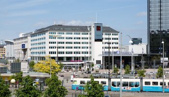 Planon Ghotenburg midrise white midrise office in busy street
