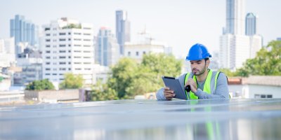 Maintenance serviceworker with a tablet.