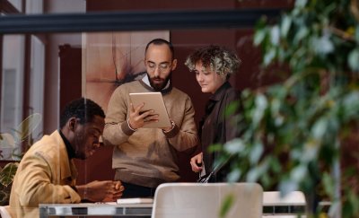 3 People meeting in a office.