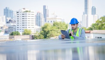 Maintenance serviceworker with a tablet.