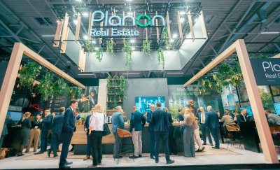 Visitors standing and talking at Planon Real Estate's booth at EXPO REAL.