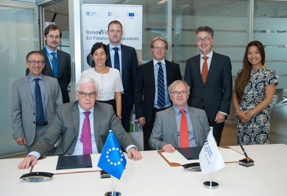 Signing moment Planon and European Investment bank