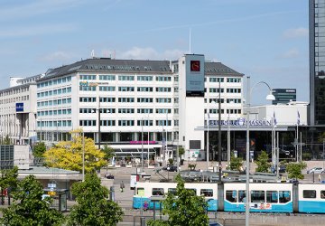 Planon Ghotenburg white midrise office in busy street.