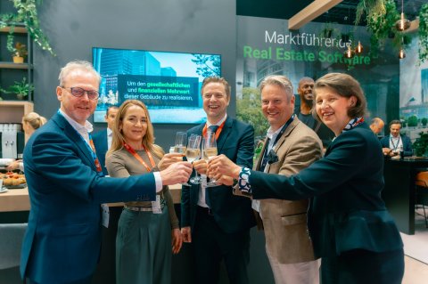 Group of people cheering and smiling together at the EXPO REAL.