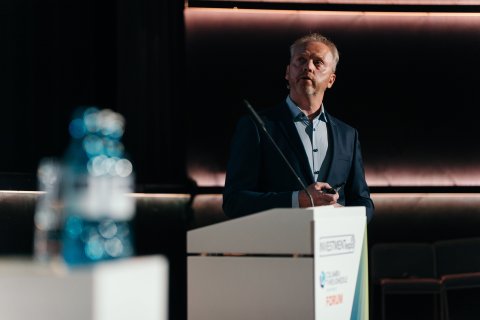 Planons Klaas Bosma presenting on stage during a keynote about data-driven real estate investment.