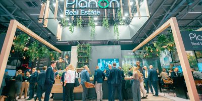 Visitors standing and talking at Planon Real Estate's booth at EXPO REAL.