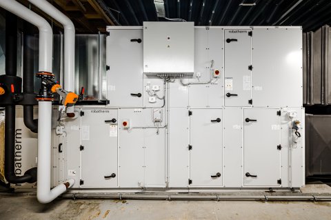 Installation for building maintenance.