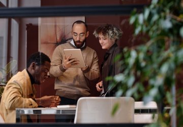 3 People meeting in a office.