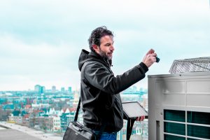 Gebouwinspectie door Planon Building Management medewerker