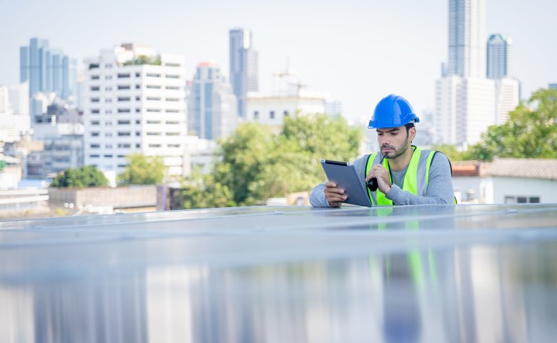 Maintenance serviceworker with a tablet.
