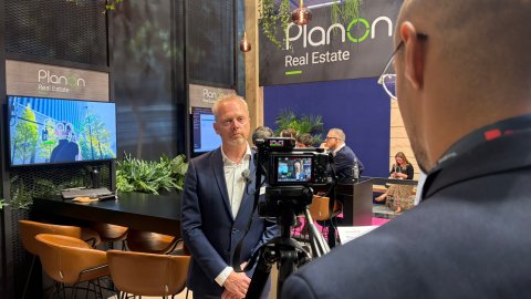 Behind-the-scenes view of a video interview being recorded at the Planon Real Estate stand.